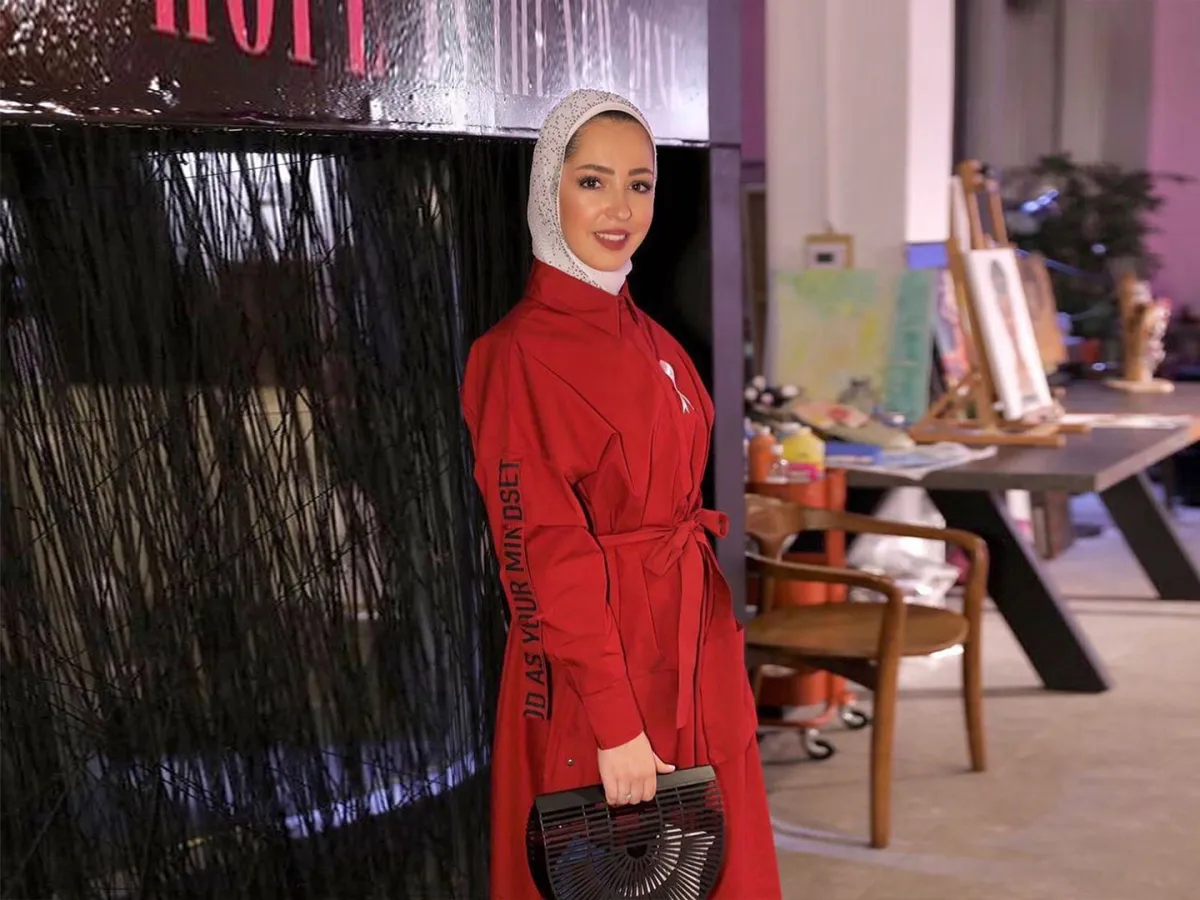 فرح عاشور ترتدي المعطف الأحمر 