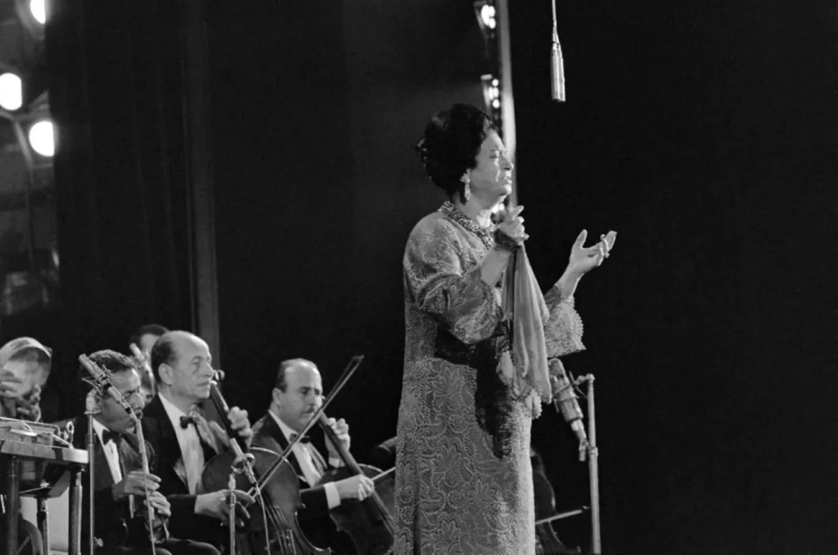 أم كلثوم في قاعة أولمبيا للحفلات الموسيقية في باريس (Umm Kulthum at the Olympia concert hall, in Paris). مصدر الصورة:  STRINGER / AFP