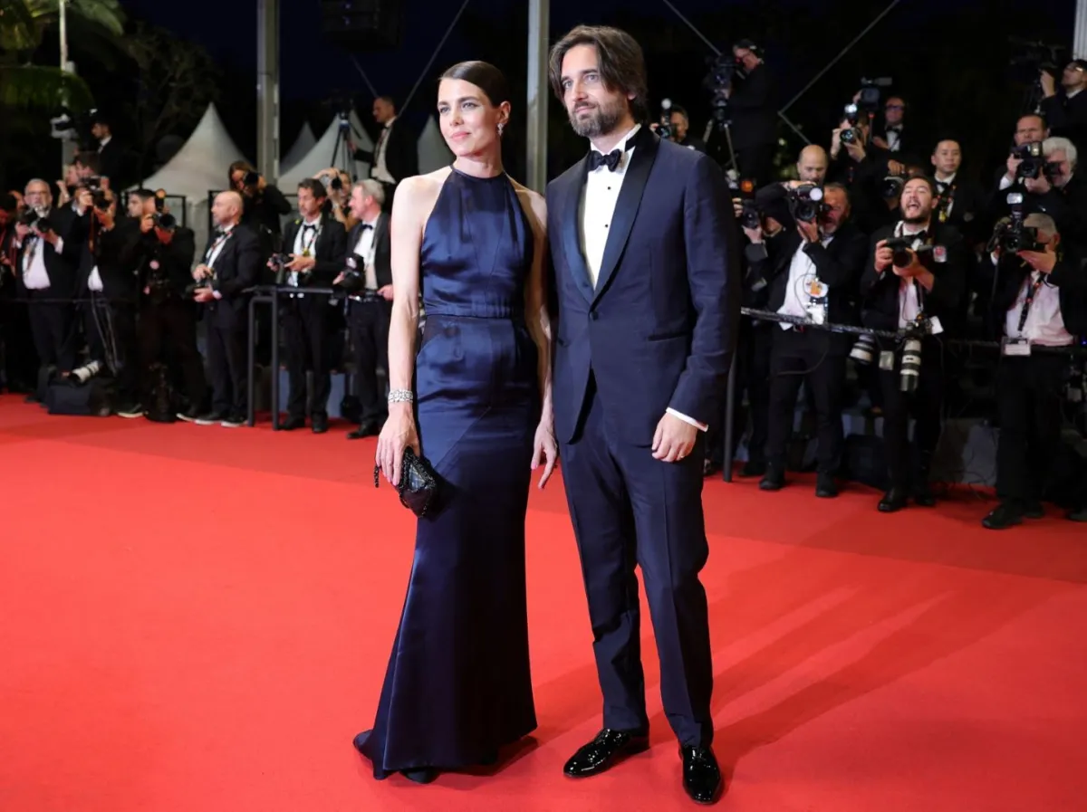 تشارلوت كاسيراغي وديميتري راسام في مهرجان كان 2022 (Charlotte Casiraghi and her husband Dimitri Rassam at the Cannes Film Festival). مصدر الصورة: Valery HACHE / AFP