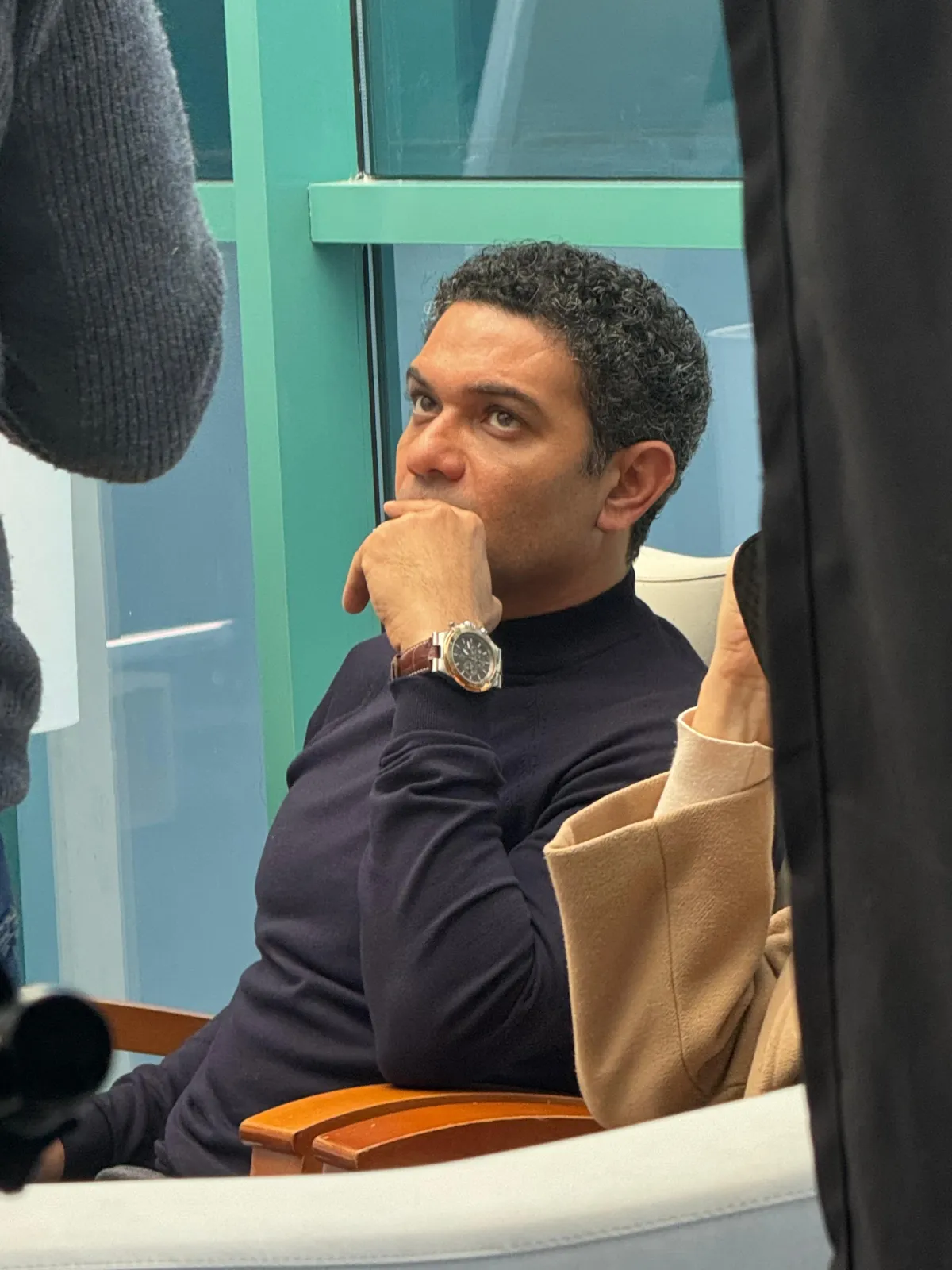 آسر ياسين من كواليس مسلسل "بدون سابق إنذار"- الصورة من المركز الإعلامي للمسلسل