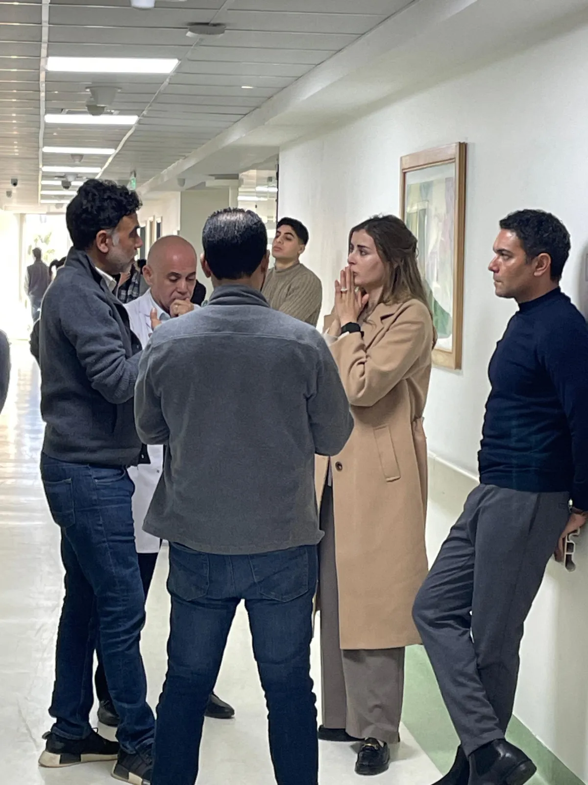 آسر ياسين وعائشة بن أحمد والمخرج هاني خليفة في كواليس المسلسل 