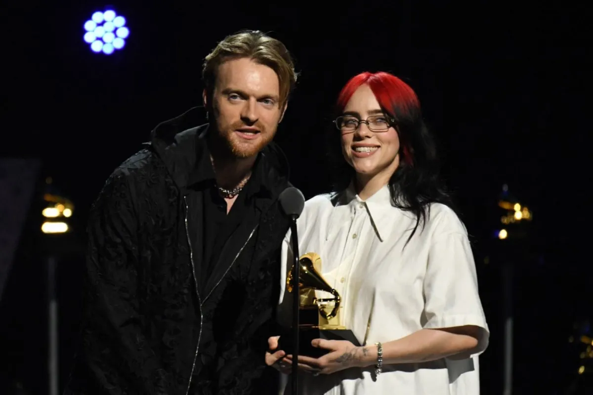 بيلي إيليش وشقيقها فينياس أوكونيل في حفل توزيع جوائز غرامي (Finneas O'Connell and Billie Eilish during the 66th Annual Grammy Awards). مصدر الصورة: VALERIE MACON / AFP 