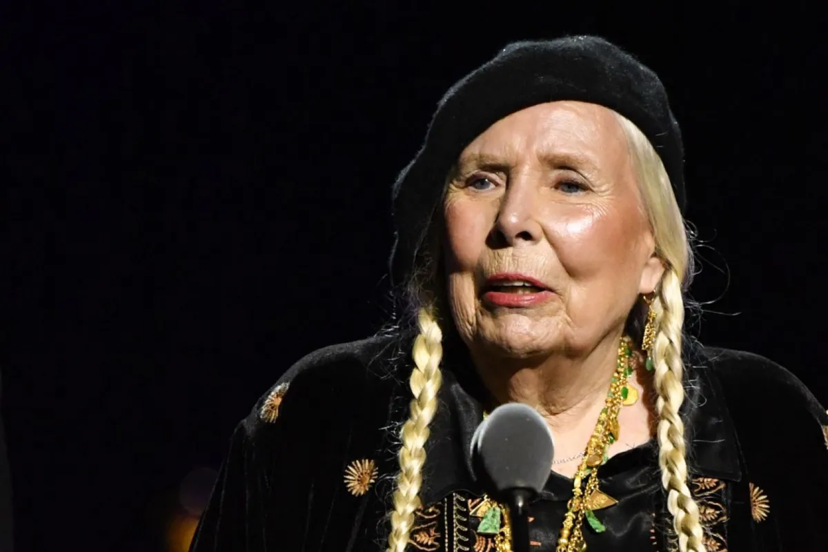 جوني ميتشل خلال العرض التلفزيوني المسبق لجوائز غرامي (Joni Mitchell during the 66th Annual Grammy Awards pre-telecast show). مصدر الصورة: Valerie Macon / AFP