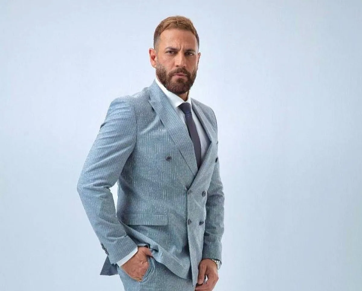 نيكولا معوض ببدلة كلاسيكية باللون الرمادي 