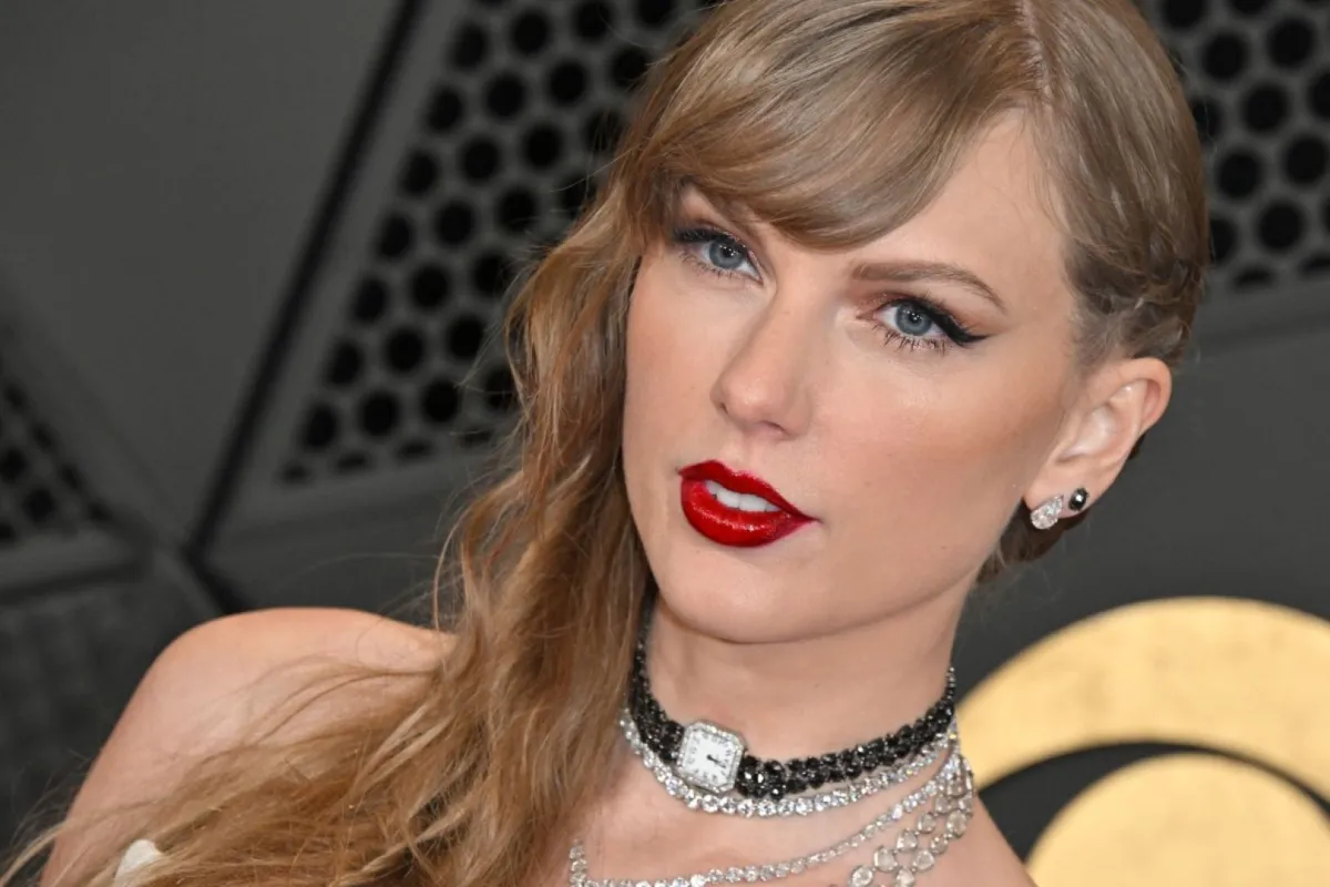 تايلور سويفت في حفل توزيع جوائز غرامي ( Taylor Swift arrives for the 66th Annual Grammy Awards). مصدر الصورة: Robyn BECK / AFP