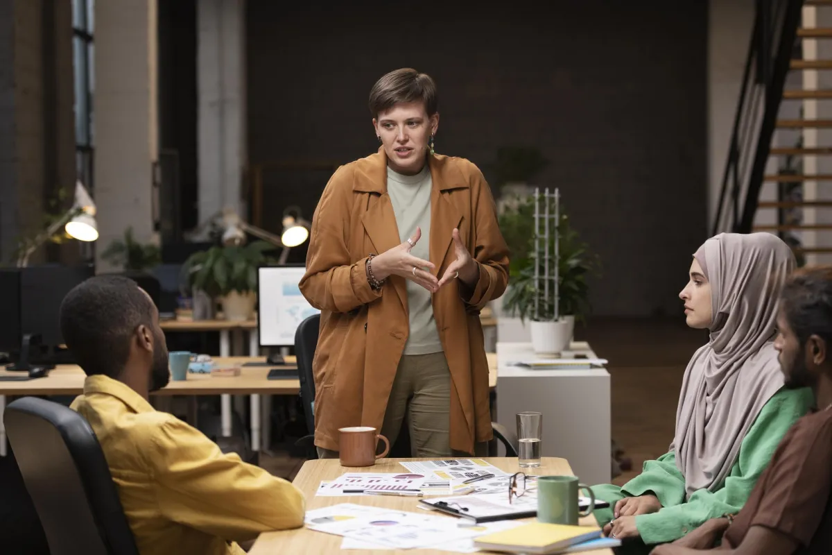 أهمية التواصل والاتصال لتحسين العلاقات في العمل وتعزيز النجاح المشترك