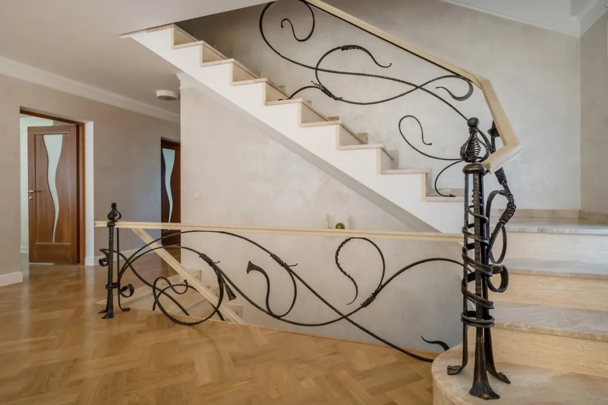 درابزين السلالم مصنوع من الحديد المطروق