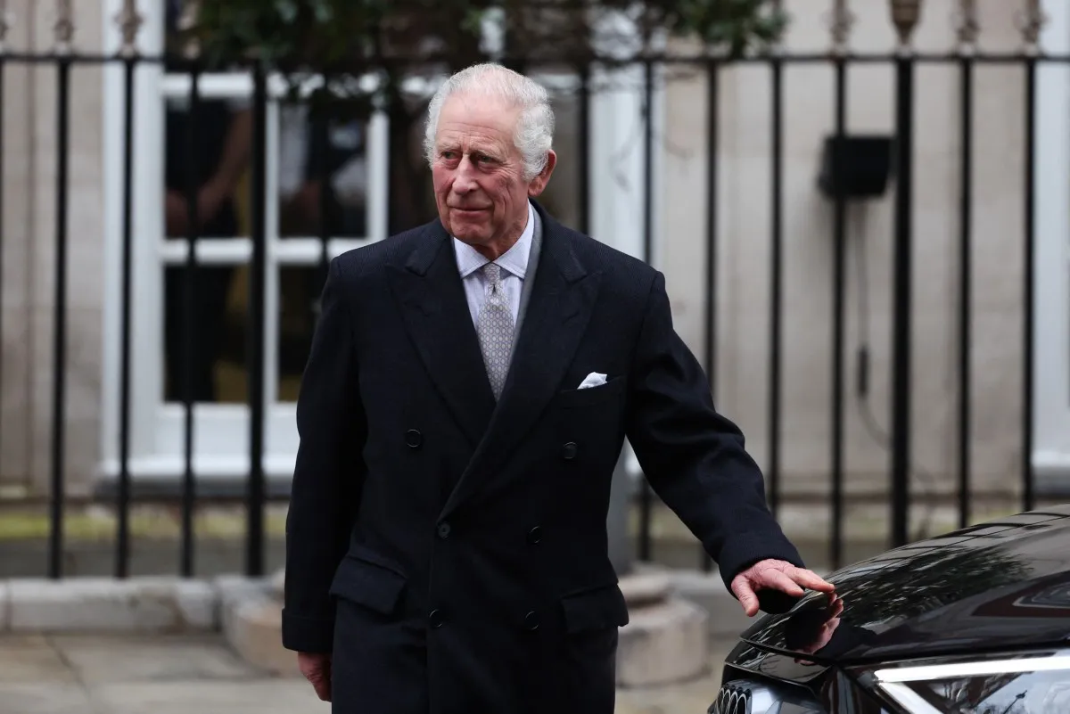 الملك تشارلز الثالث King Charles III أثناء مغادرة المستشفى (مصدر الصورة:  Daniel LEAL / AFP)
