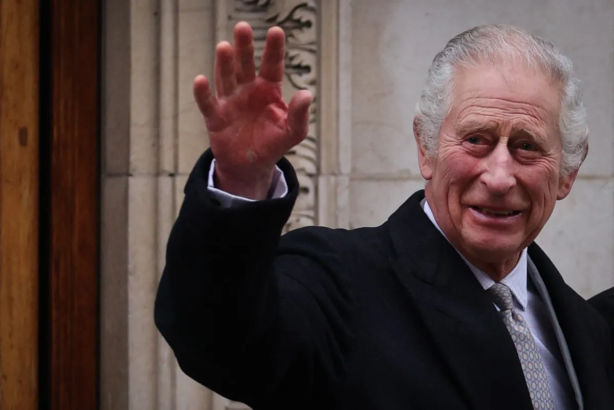 الملك تشارلز الثالث King Charles III أثناء مغادرة المستشفى (مصدر الصورة: Daniel LEAL / AFP)