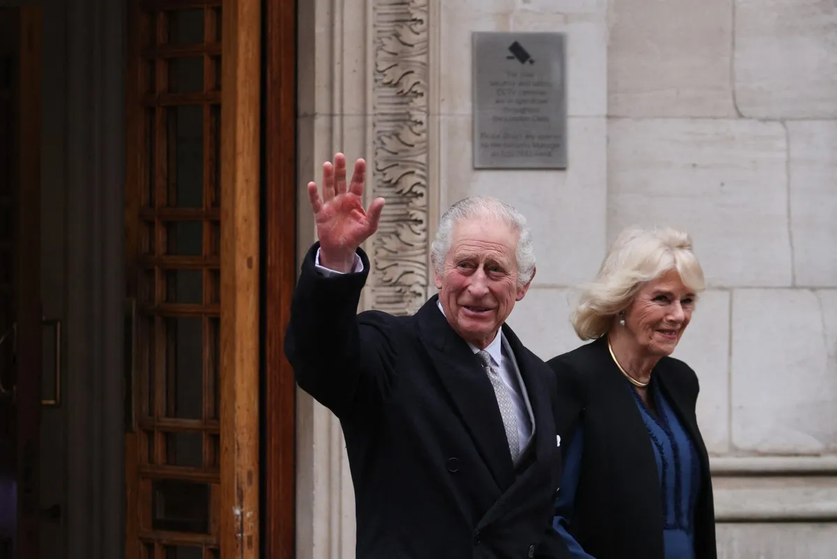 الملك تشارلز مع زوجته الملكة كاميلا King Charles III with Queen Camilla أثناء مغادرة المستشفى (مصدر الصورة  Adrian DENNIS / AFP)