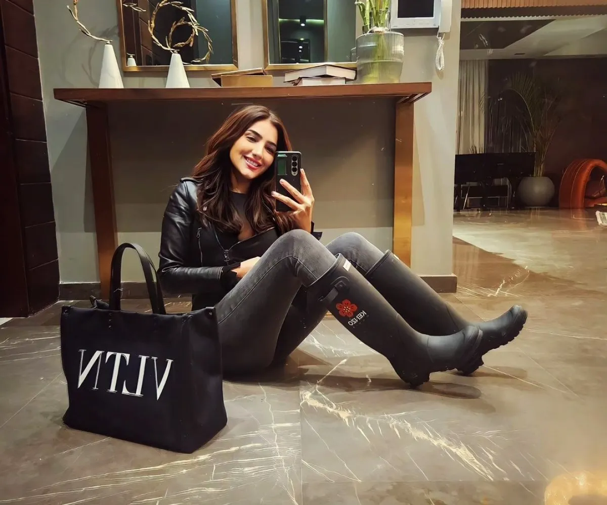 مي عمر ترتدي السترة الجلدية السوداء- الصورة من حسابها على انستغرام