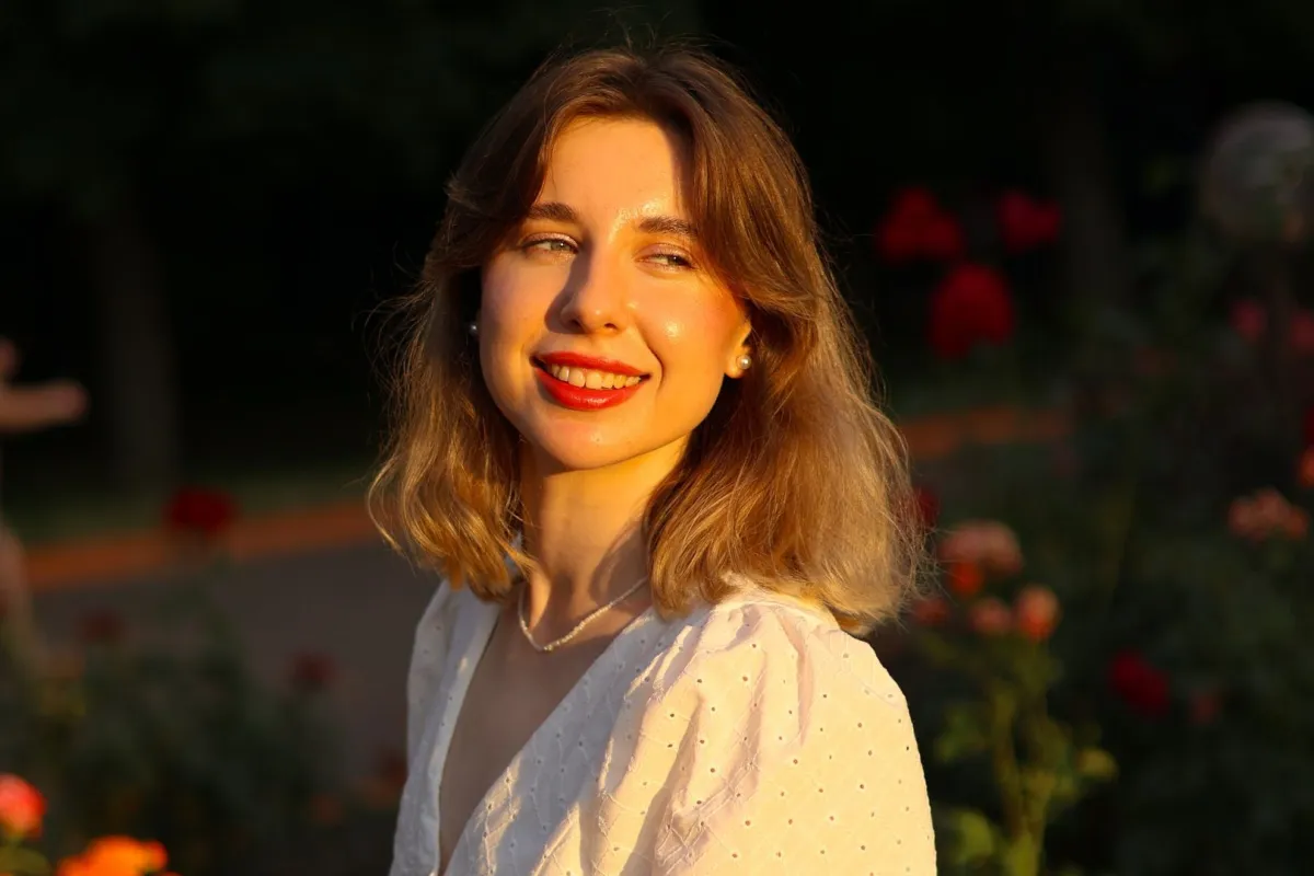 فتاة تبدو ناضجة ورزينة تبتسم بهدوء