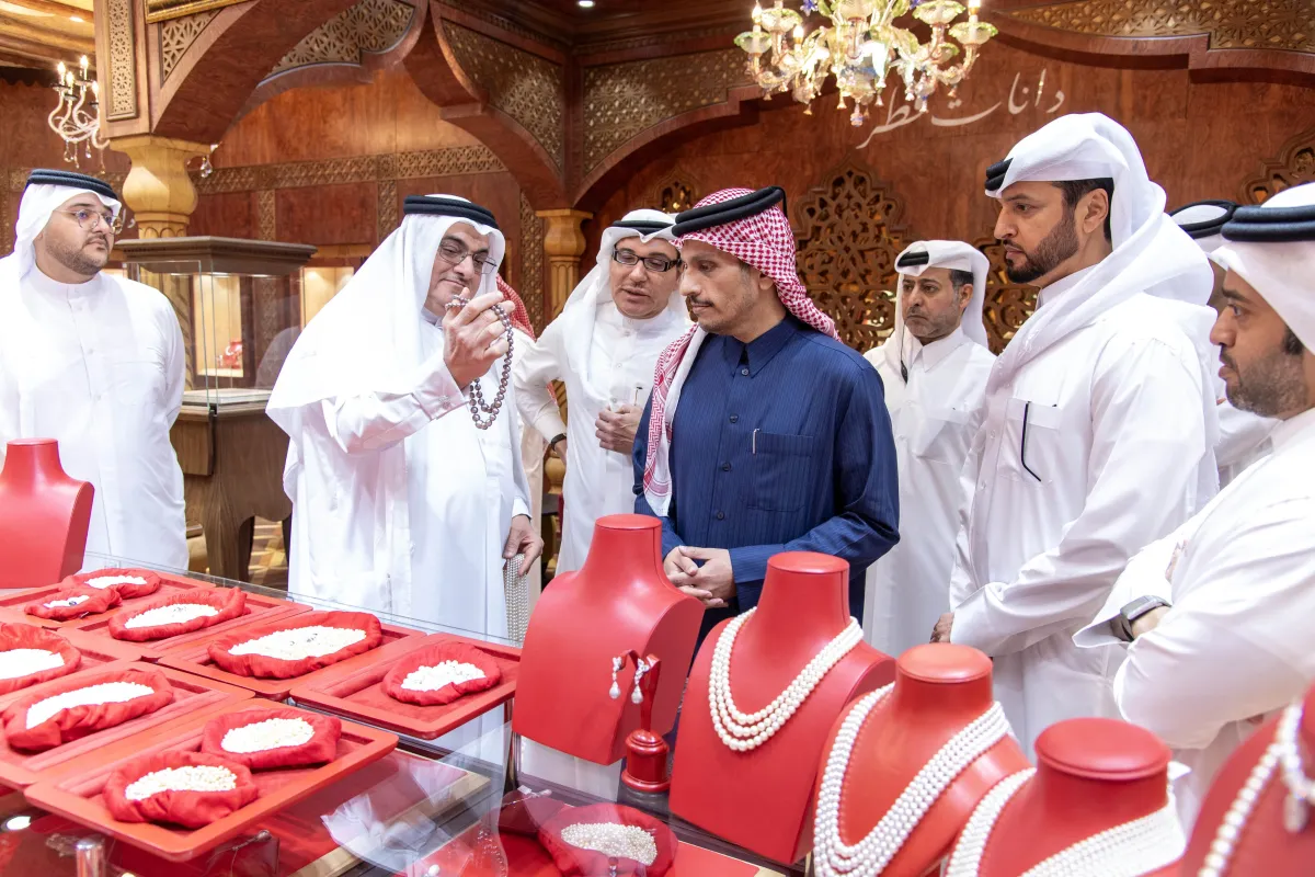  الشيخ محمد بن عبدالرحمن بن جاسم آل ثاني يفتتح المعرض. الصورة من وكالة الأنباء القطرية