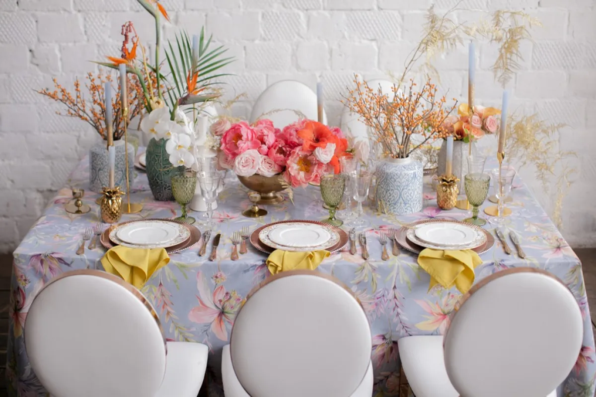 طاولة مجهزة بعناصر تحيل إلى الزخرفة الصينية