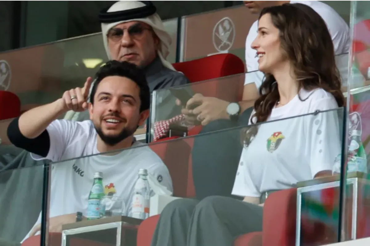 الأمير الحسين والأميرة رجوة Prince Hussein and his wife Rajwa خلال حضور مباراة المنتخب الأردني في قطر (مصدر الصورة: KARIM JAAFAR / AFP