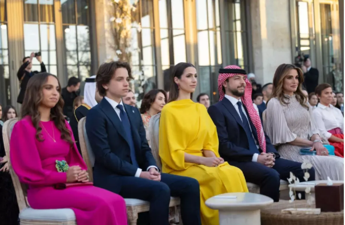 الملكة رانيا العبدالله، الأمير الحسين، الأميرة رجوة، الأمير هاشم والأميرة سلمى؛ في حفل زفاف الأميرة إيمان (Queen Rania al-Abdullah and Princess Salma, Prince Hashem and Crown Prince Hussein with his Saudi fiancée Rajwa Khaled bin Musaed bin Saif). مصدر الصورة: Jordanian Royal Palace / AFP