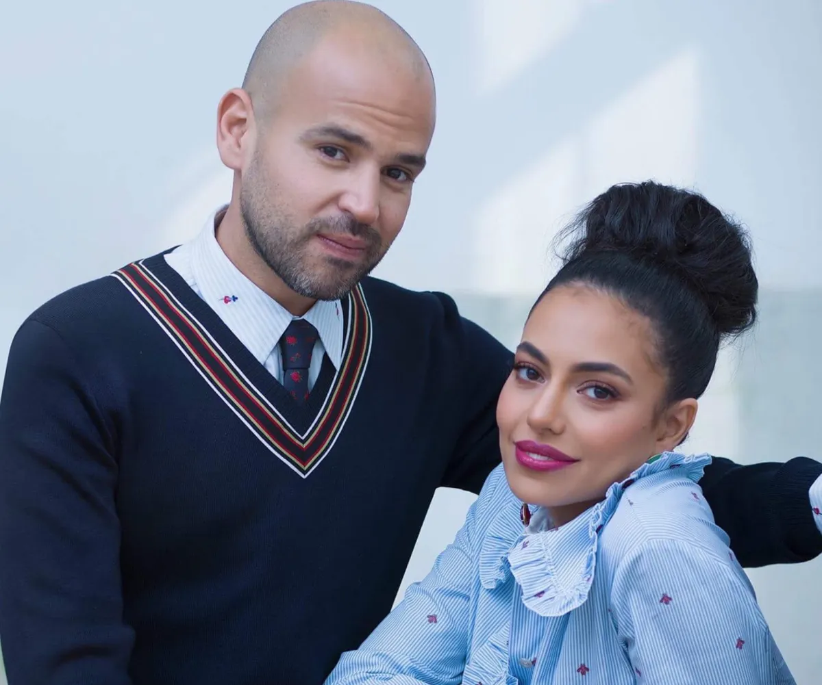 آبو وزوجته - الصورة من صفحته الرسمية على الفيس بوك