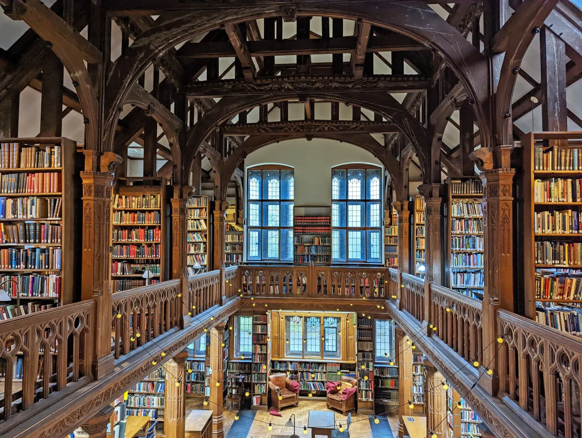 مكتبة غلادستون Gladstone في ويلز- الصور ة من حساب المكتبة الرسمي على الفيسبوك