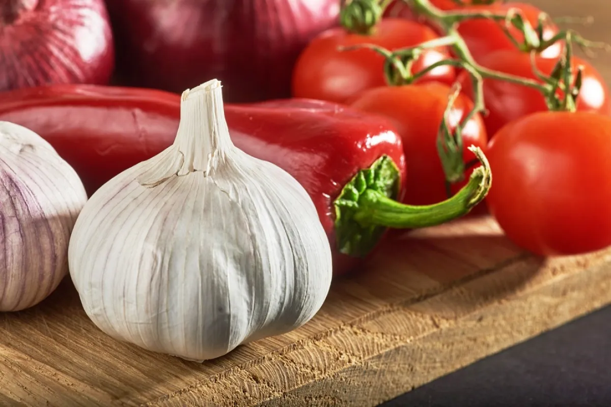 صورة تحمل الثوم  والطماطم والفلفل الملون