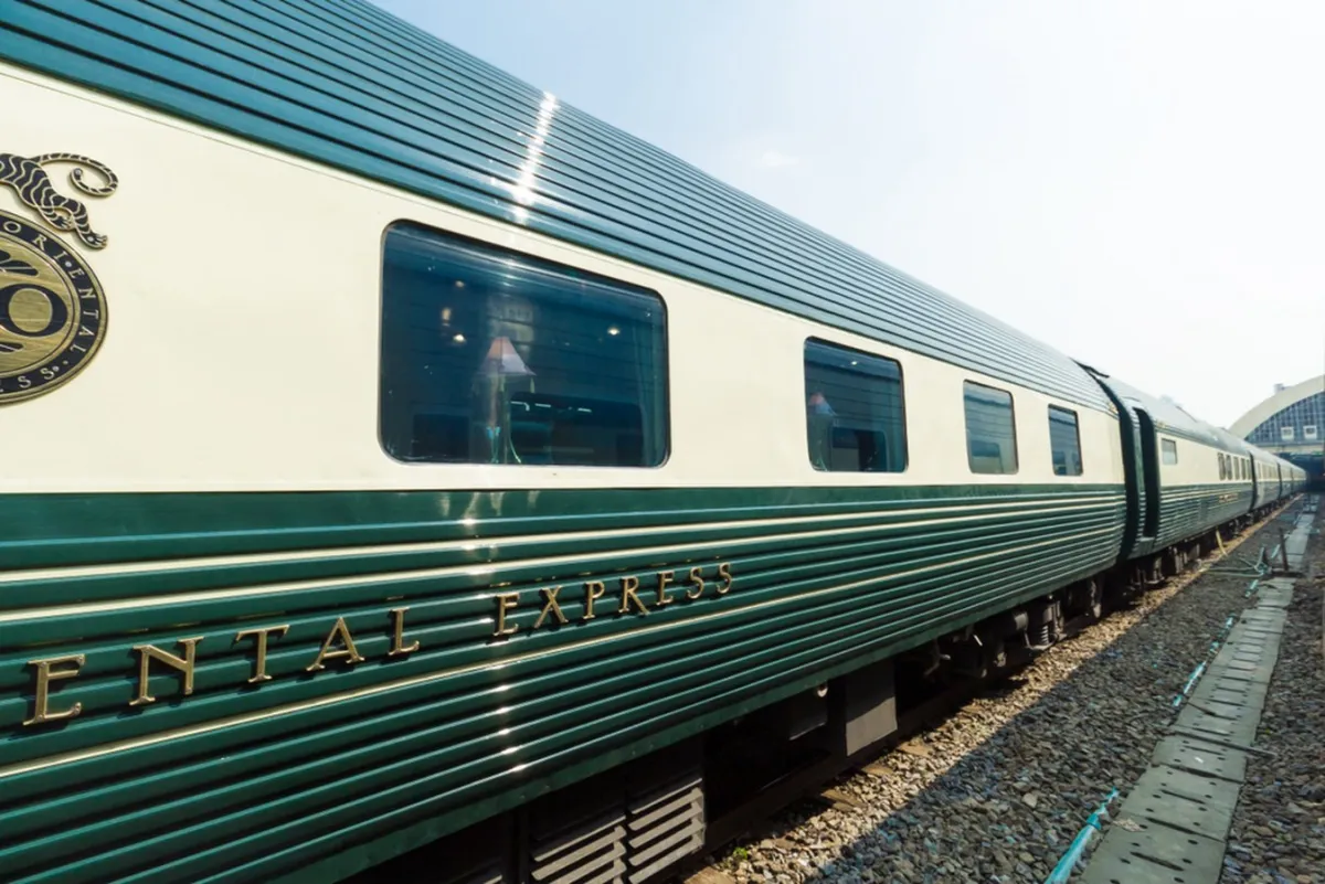لقطة لقطار إيسترن إند أورينتال إكسبرس من الخارج 
