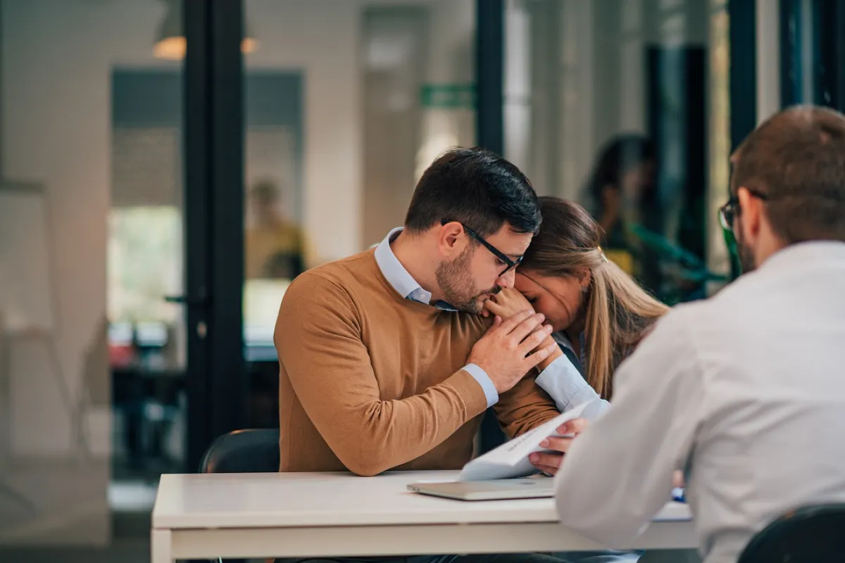 صورة لزوج يدعم زوجته الحزينة