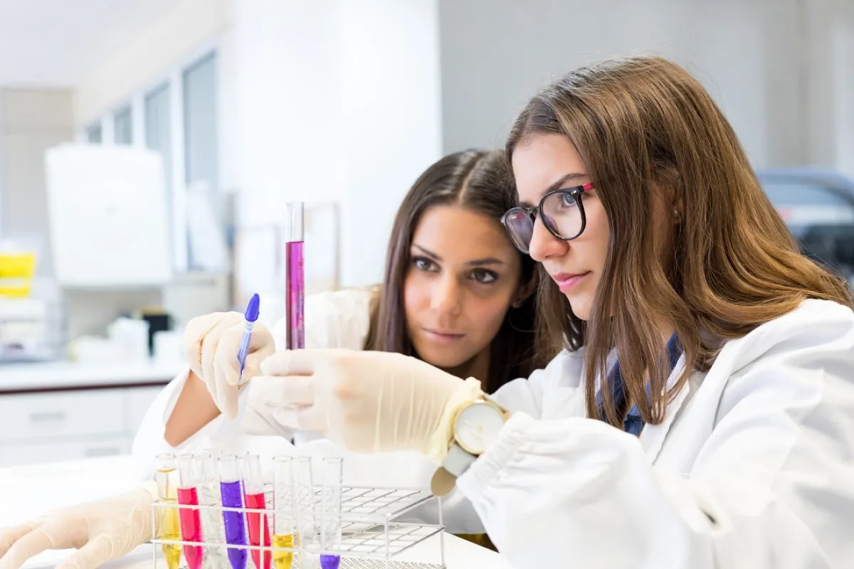 صورة لأم تحبب طفلتها في العلوم