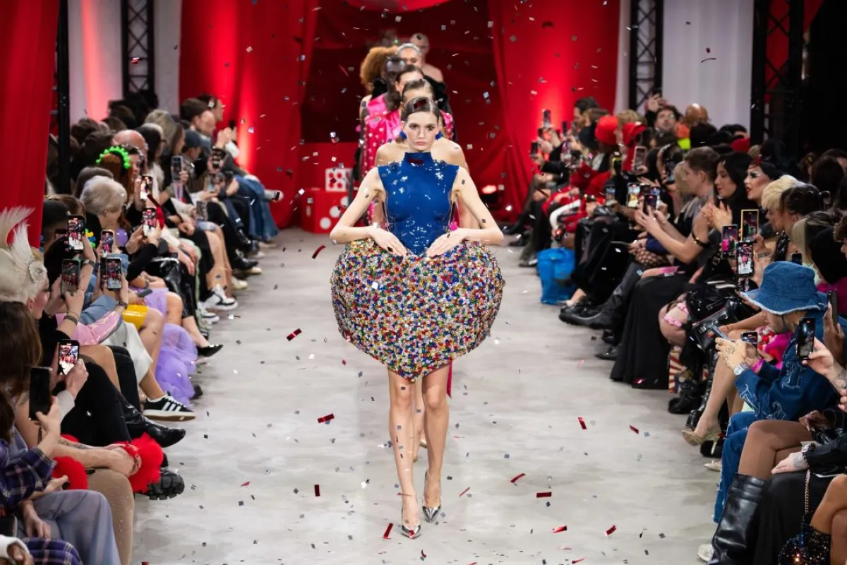 فستان على شكل قلب من الغليتر من هورمساندر 