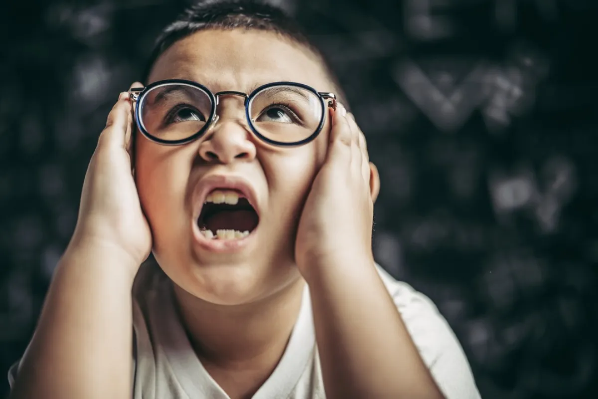 صورة لطفل يشعر بالخوف والفزع