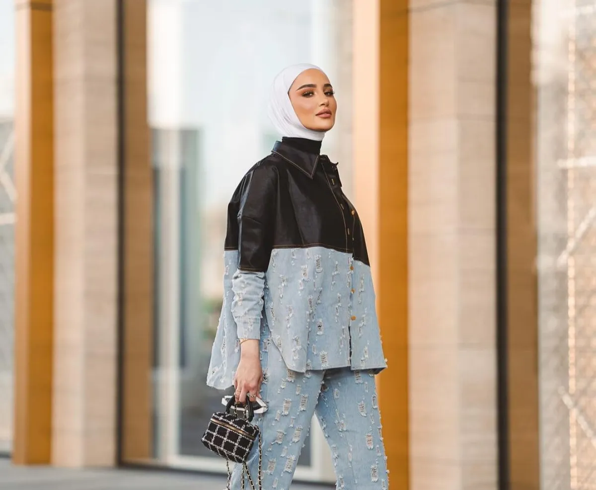 دلال الدوب ترتدي الجينز - الصورة من حسابها على انستغرام