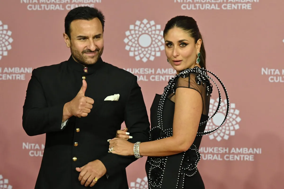 كارينا كابور وسيف علي خان (Saif Ali Khan and Kareena Kapoor in Mumbai). مصدر الصورة: SUJIT JAISWAL / AFP