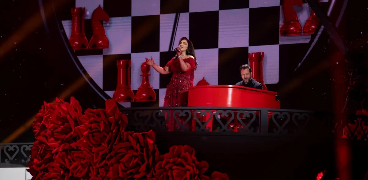 أحلام  وعازف البيانو -الصورة من المركز الاعلامي ل شركة بنش مارك