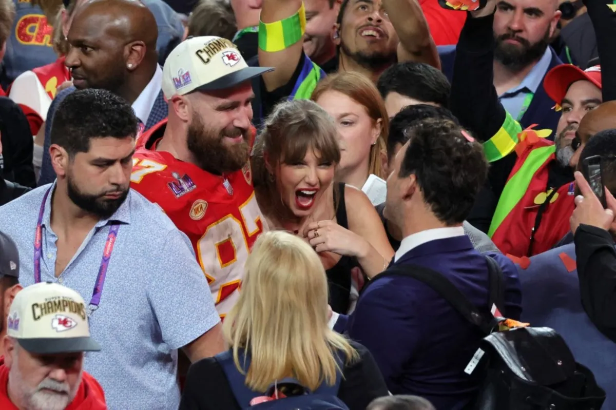 ترافيس كيلسي وتايلور سويفت في نهائي السوبر بول بلاس فيغاس (Travis Kelce with Taylor Swift during Super Bowl in Las Vegas). مصدر الصورة:  Nevada. Ethan Miller/Getty Images/AFP