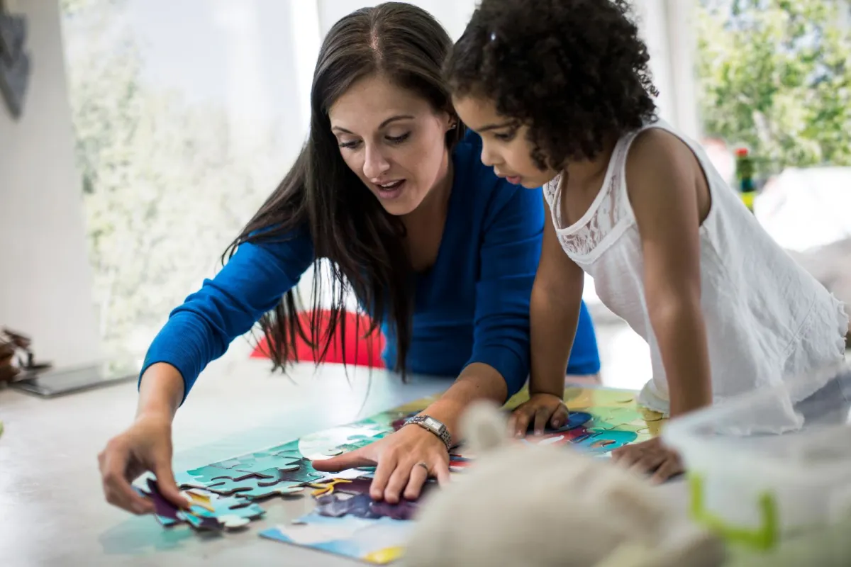 صورة أم تشارك ابنتها حل اللغز