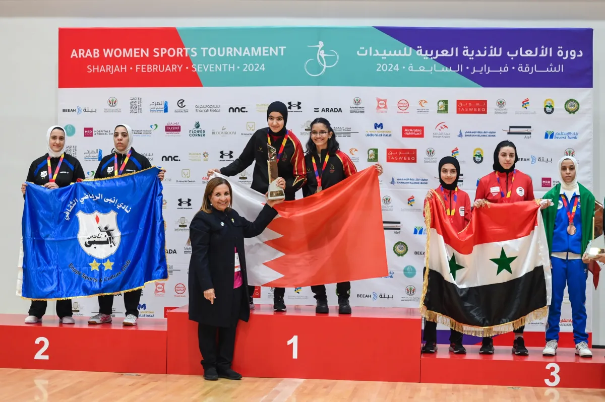 الشيخة حياة بنت عبدالعزيز آل خليفة خلال مراسم تتويج منافسة كرة الطاولة في "عربية السيدات 2024"