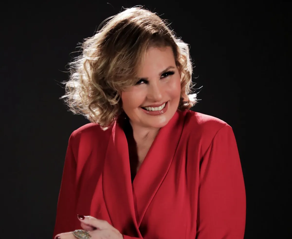 الفنانة يسرا