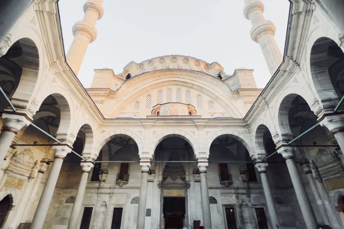 مسجد يبدو منه المآذن والأعمدة