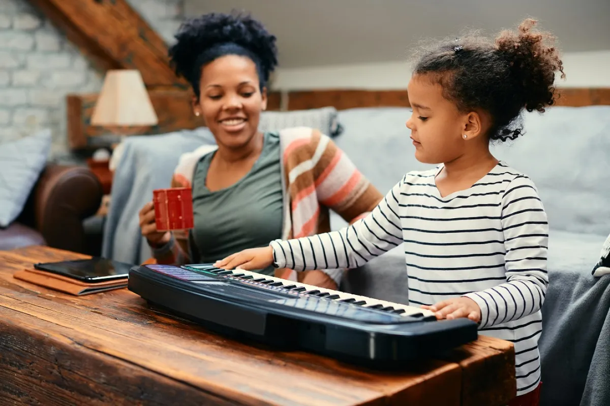 صورة لطفلة وامها