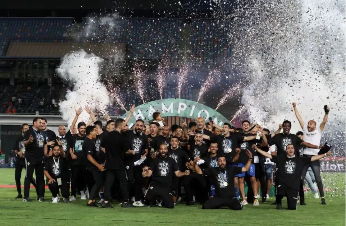 Soccer Football - Egypt Cup Final - Al Ahly SC v Zamalek SC - Cairo International Stadium, Cairo, Egypt - July 21, 2022 Zamalek players celebrate winning the Egypt Cup Final with the trophy REUTERS/Amr Abdallah Dalsh