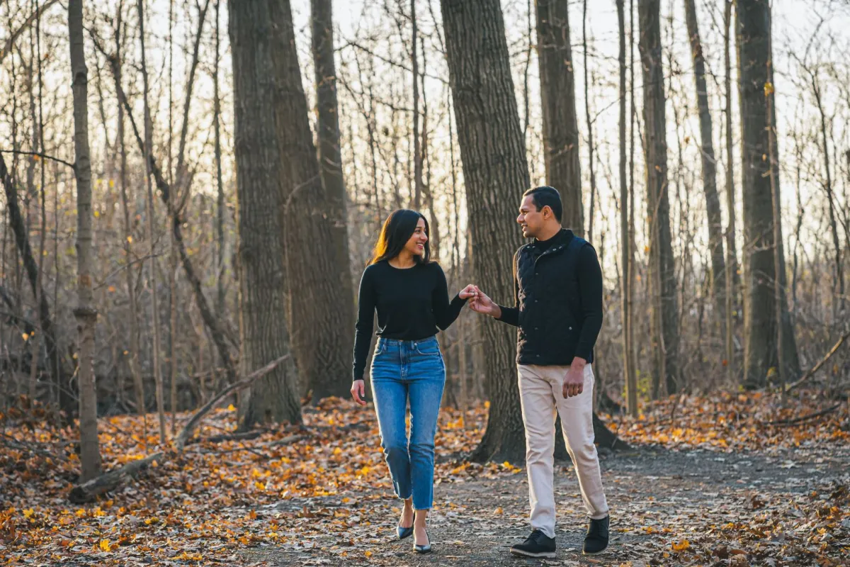 خطيبان يتنزهان بسعادة بين أحضان الطبيعة