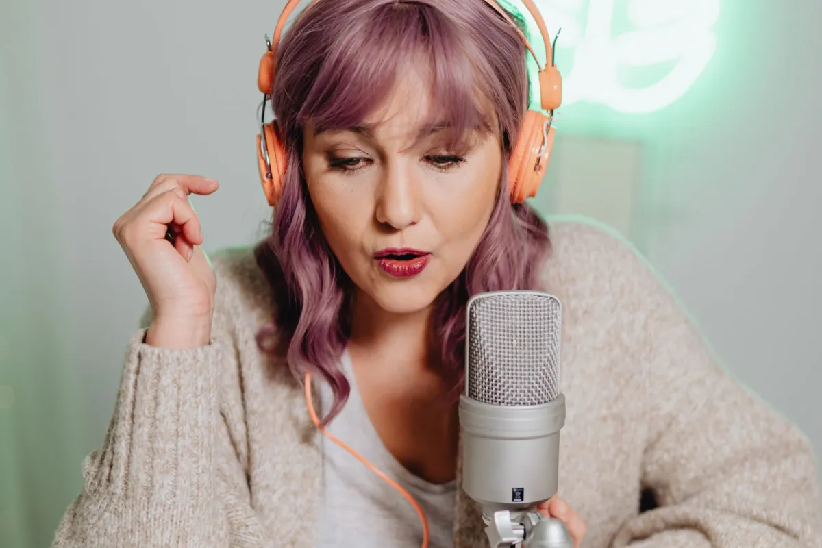 فتاة تقدم برنامجاً إذاعياً عبر البودكاست  