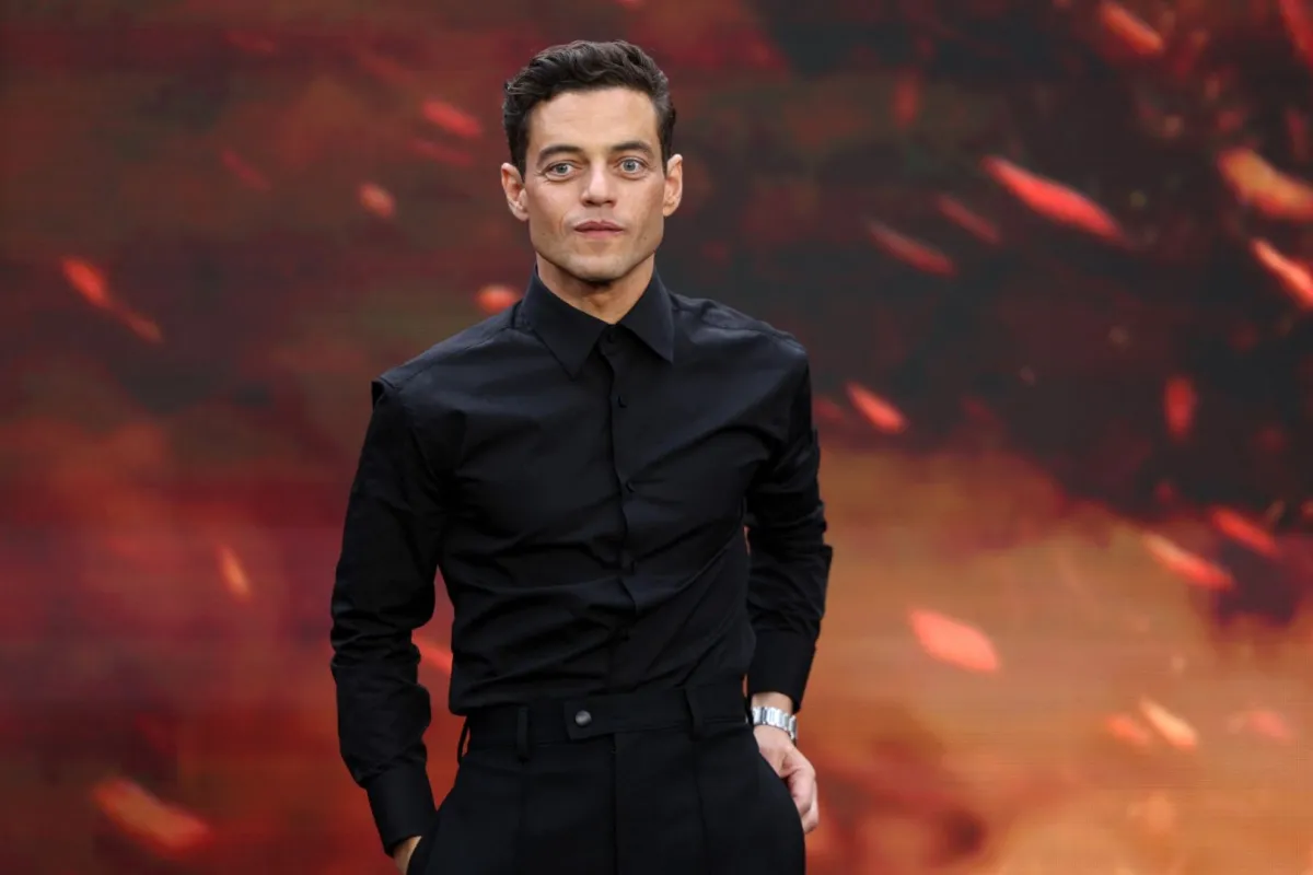 رامي مالك في وسط لندن (Rami Malek in central London). مصدر الصورة: HENRY NICHOLLS / AFP
