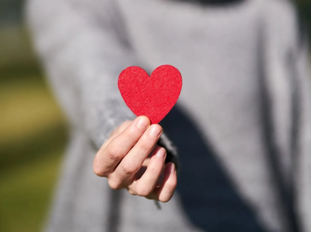 الحب في علاقة صحية يساهم في تحسين المزاج