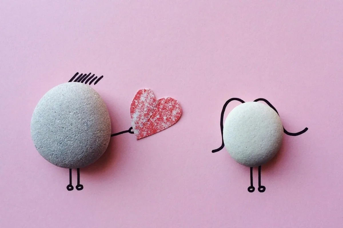 صورة فانكي لطوبة فتاة وأخرى لشاب يعطي لها قلبه