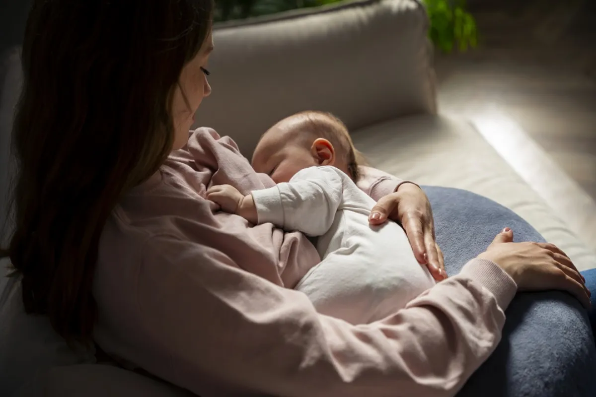 صورة لأم تقوم برضاعة الطفل