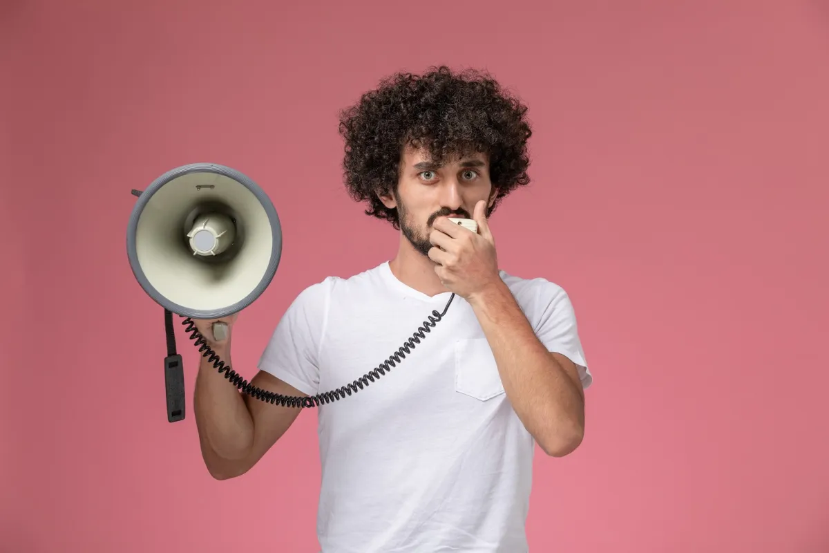 الأدوات الضرورية لتحسين نبرة صوتك وتعزيز تأثيرك في العمل والحياة الشخصية