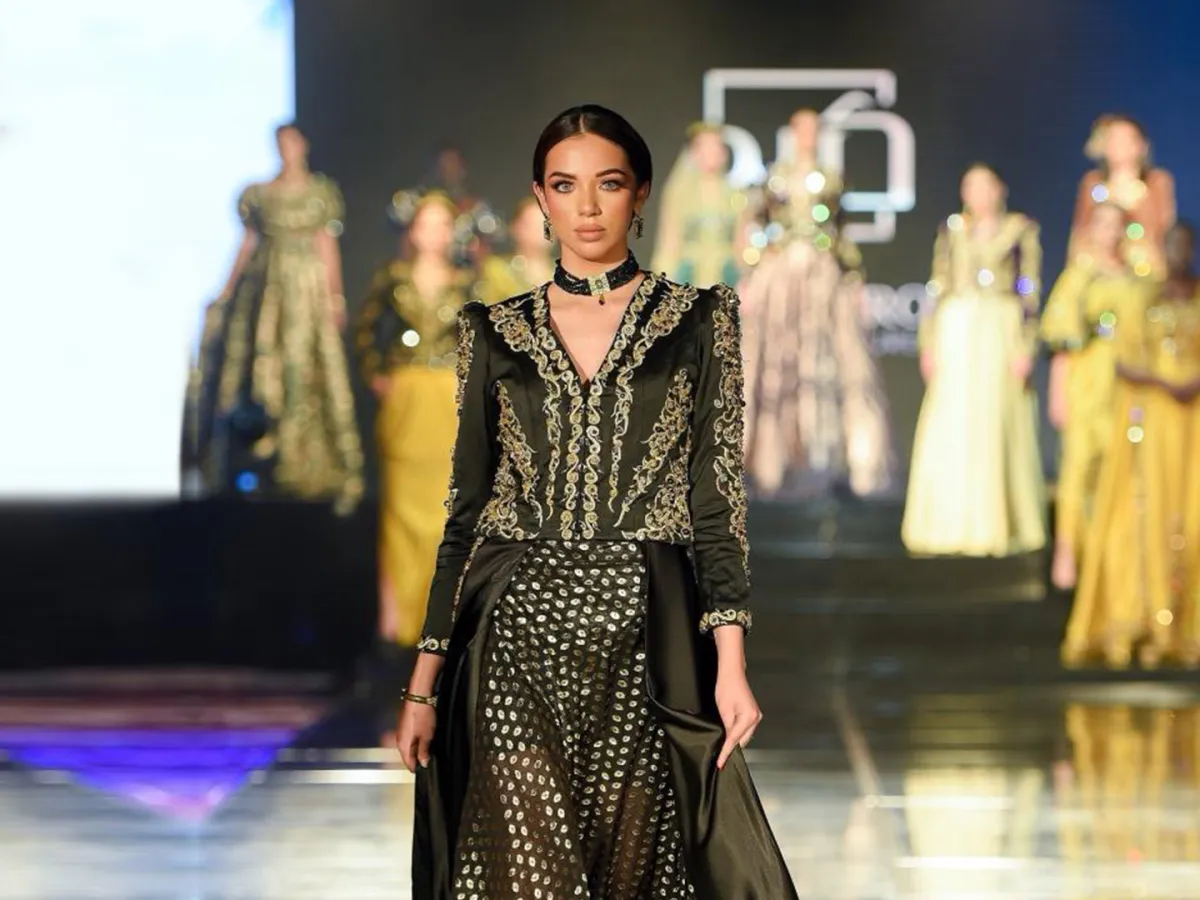 فستان أسود مطرز للمصمم كريم أكروف