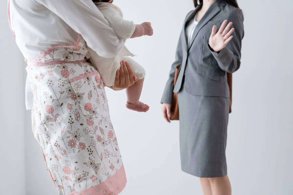 صورة لأم تترك طفلها في رعاية المربية