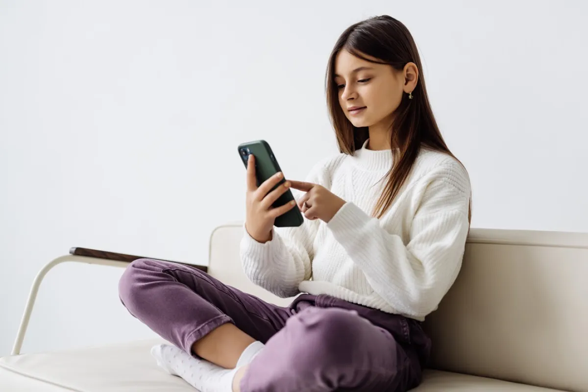 صور لطفلة تكتب بعض العبارات احتفالاً بيوم التأسيس 