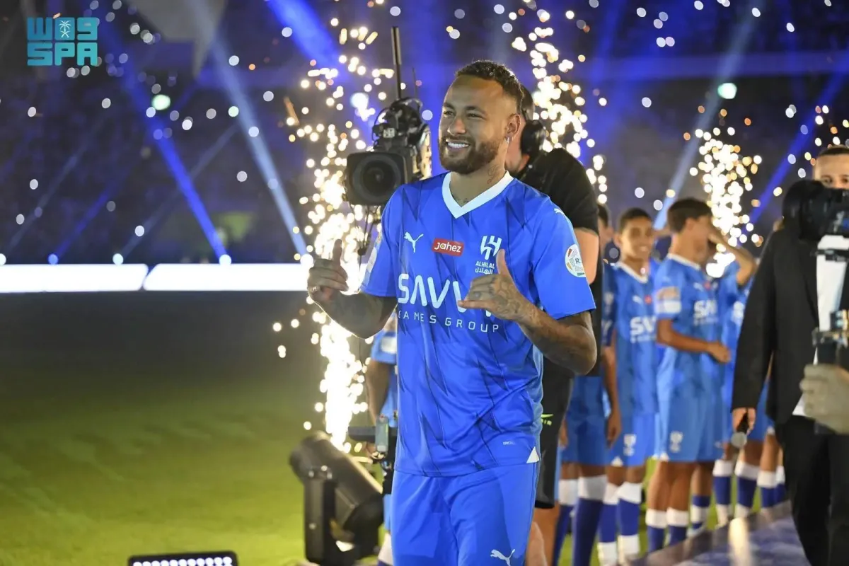 نيمار بقميص الهلال