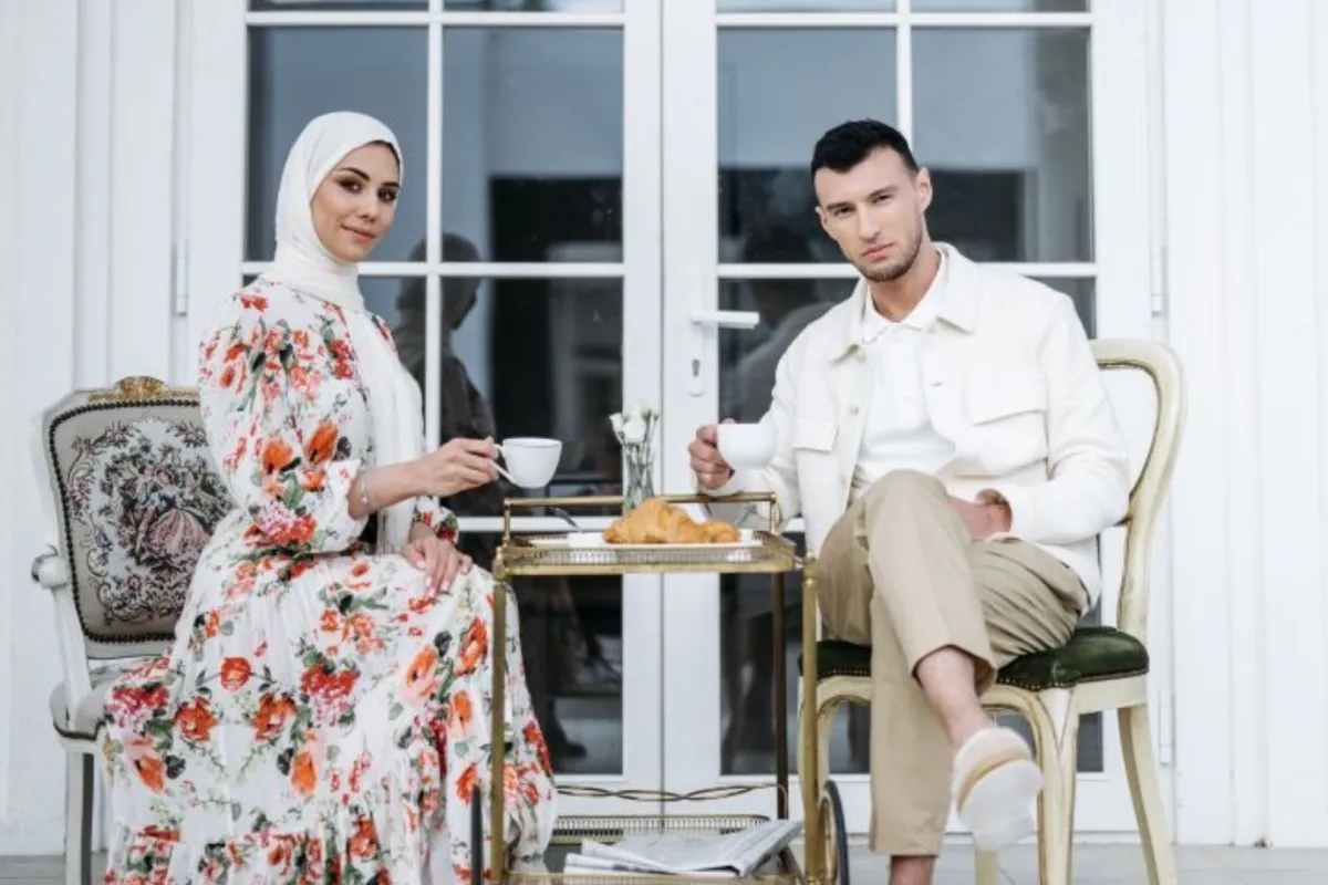 حبيبان يبدوان على توافق يحتسيان الشاي معًا فى شرفة المنزل